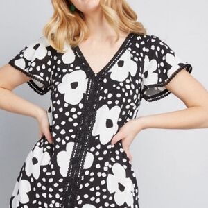 ModCloth Whimsical Wildflower Shift Dress Womens Small Black White